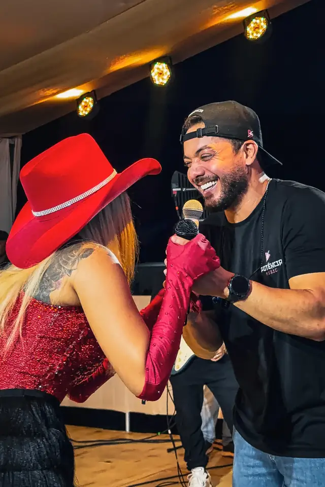 Jack Lins e Wesley Safadão cantam juntos no mesmo microfone.